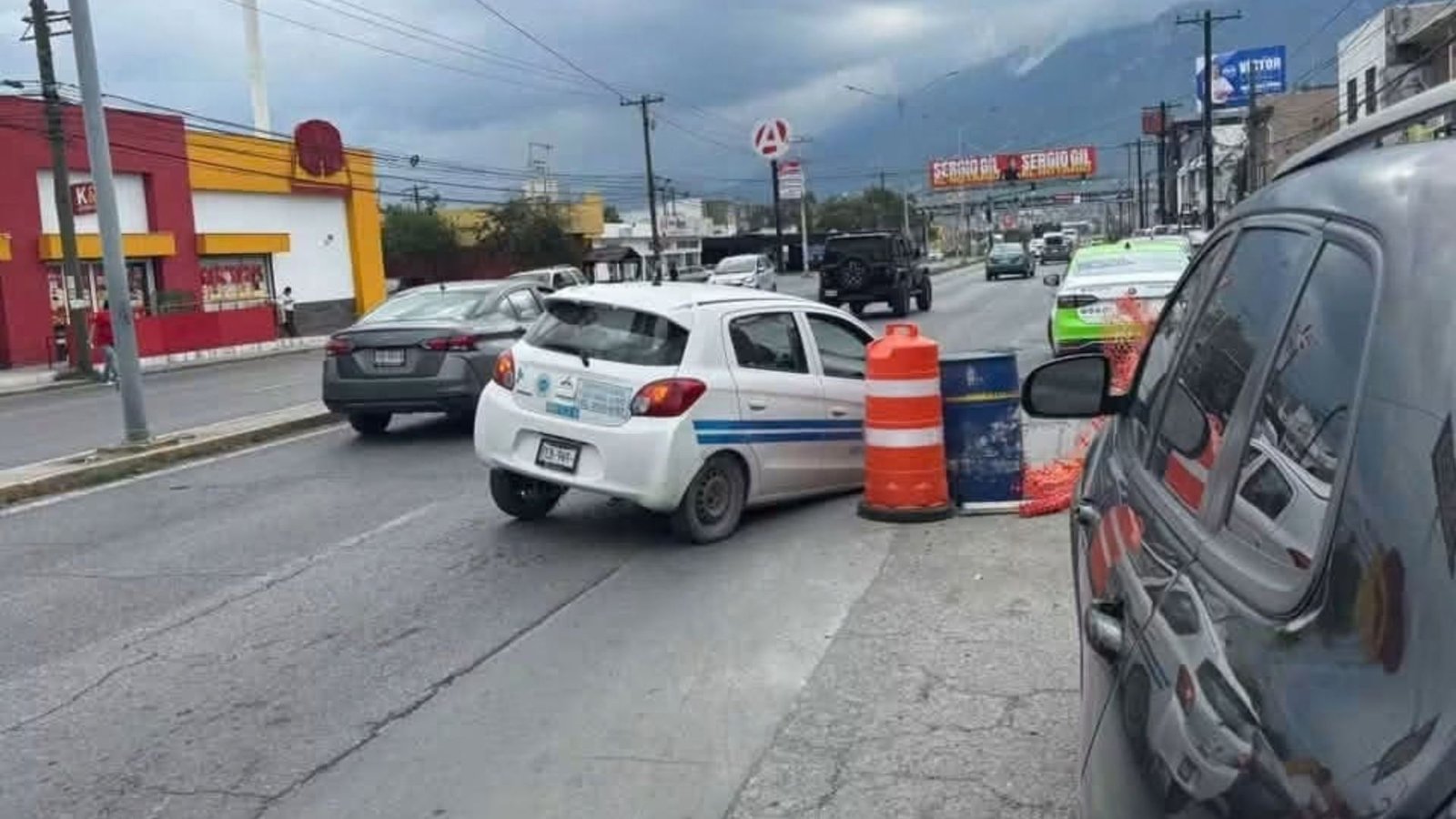 Cae vehículo oficial de AyD en obra inconclusa de Santa Catarina