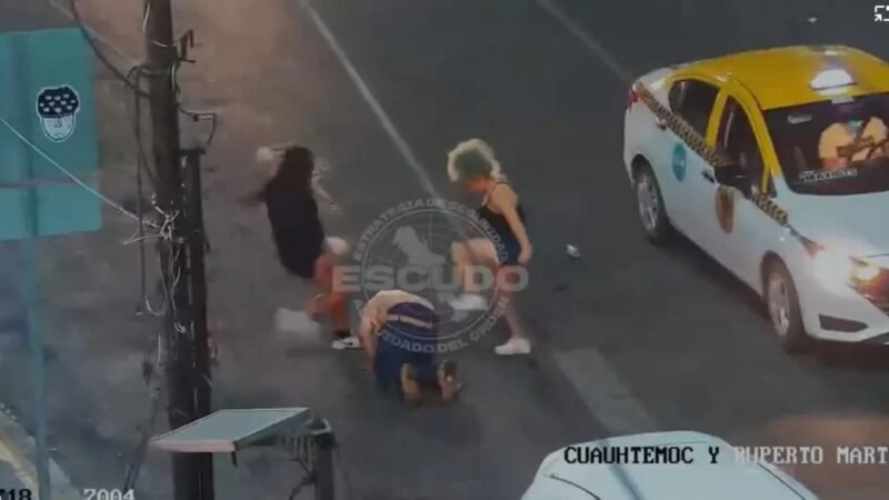Detienen a dos mujeres por golpear y robar a hombre en Monterrey