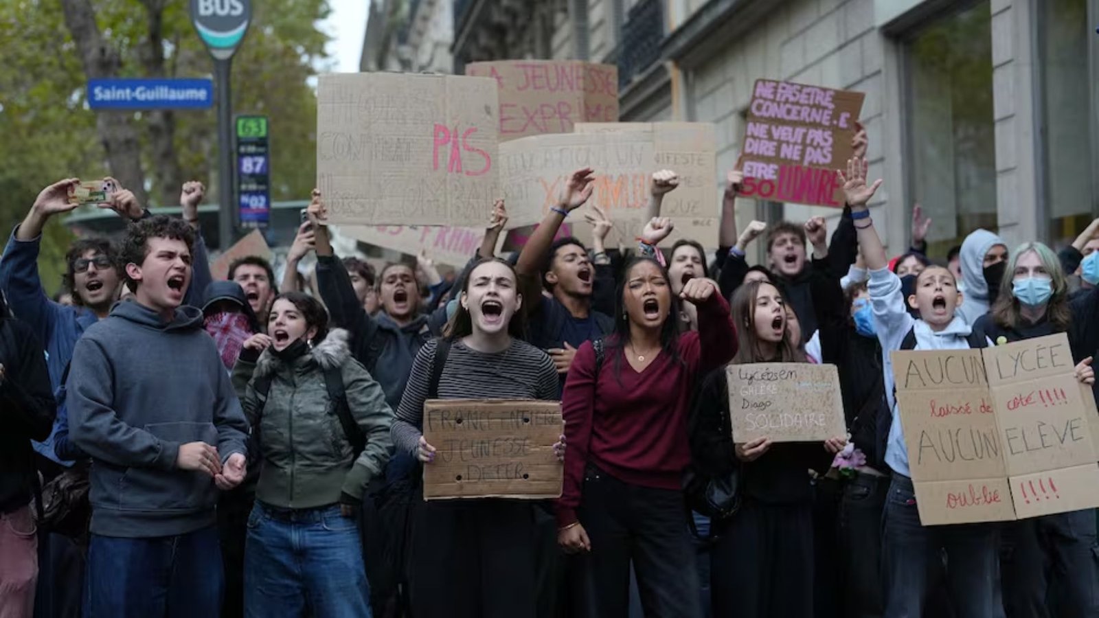Llama Macron a estudiantes a protestar en calma en Francia; reportan más de 5 mil menores detenidos