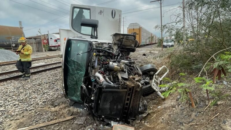 Intenta ganarle el paso al tren y vuelca camión materialista en García; chofer resulta herido