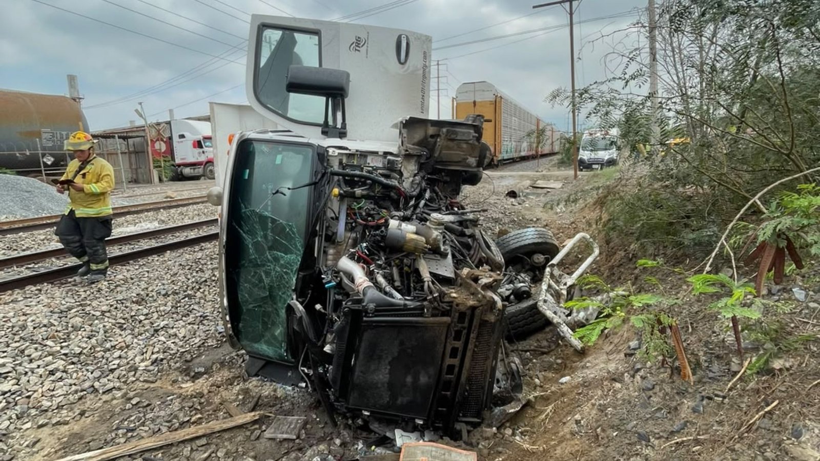 Intenta ganarle el paso al tren y vuelca camión materialista en García; chofer resulta herido