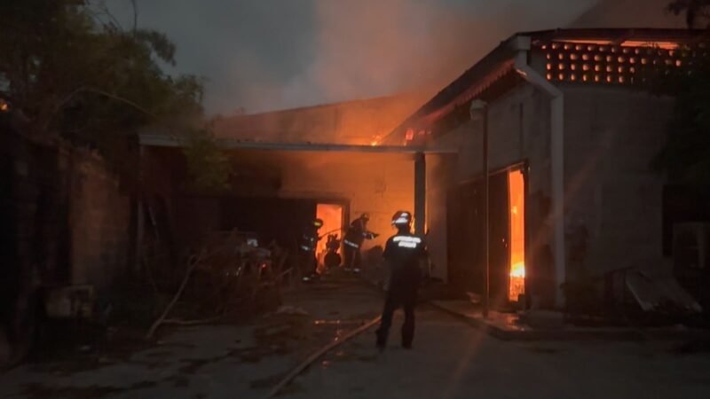 Moviliza incendio a cuerpos de auxilio en negocio de Guadalupe