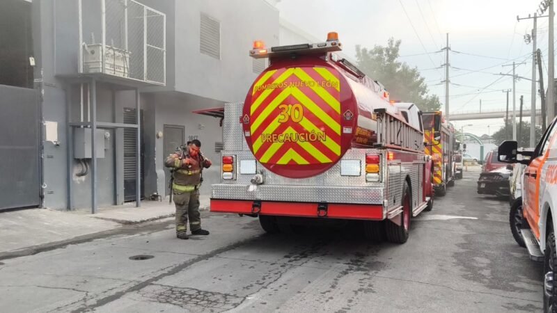 Evacuan a 30 trabajadores por incendio en bodega de  Reforma