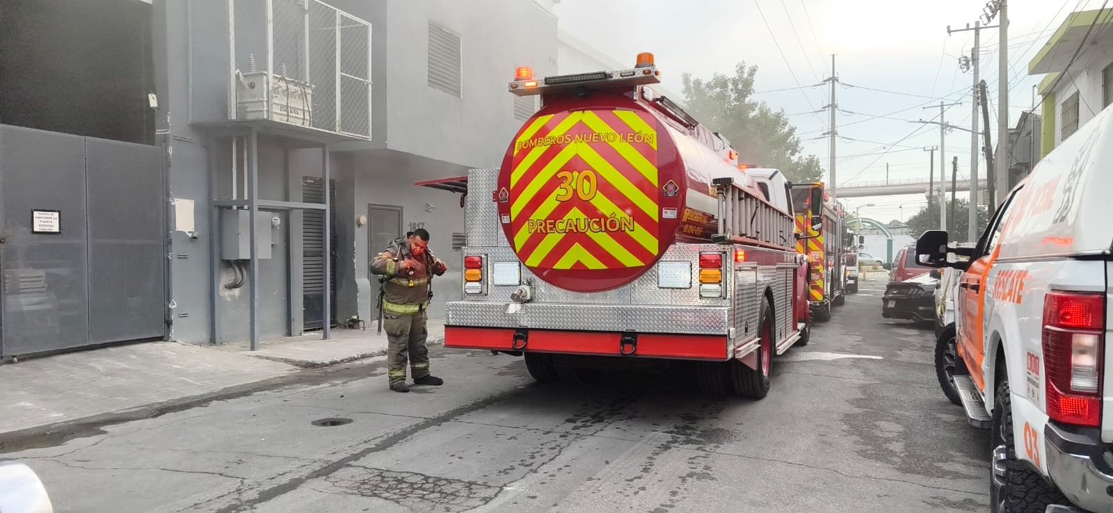 Evacuan a 30 trabajadores por incendio en bodega de  Reforma