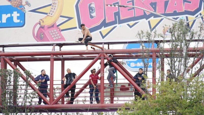 Rescatan a hombre de puente peatonal en García