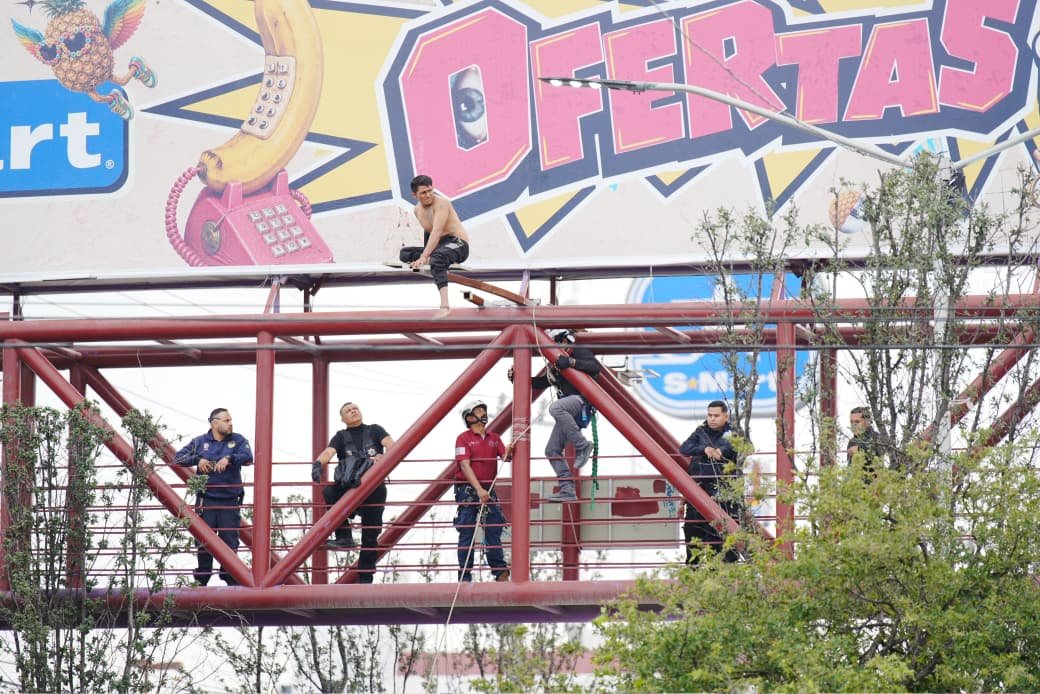 Rescatan a hombre de puente peatonal en García